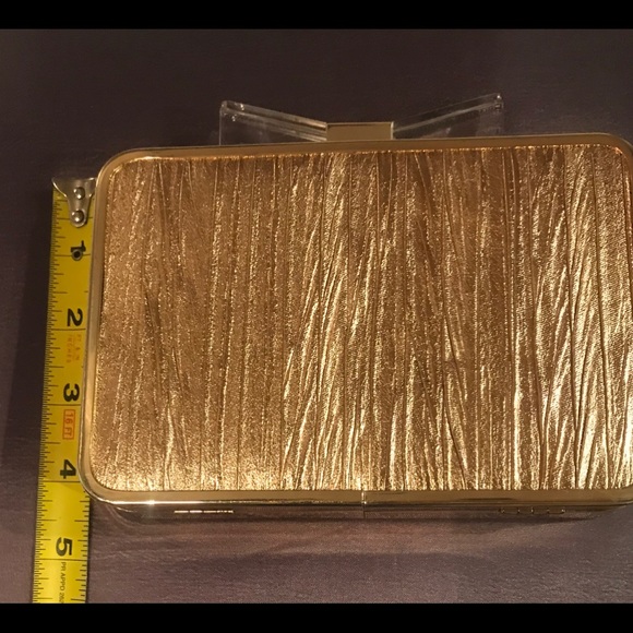 Beautiful gold w/Acrylic handle purse,classy! - Picture 6 of 6